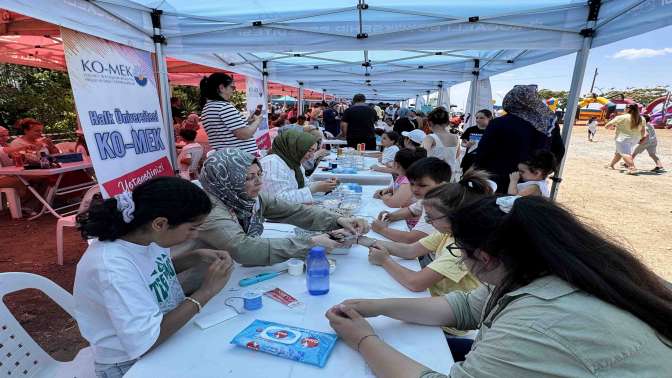 4. İzmit Körfezi Deniz Festivali renkli görüntülere sahne oldu; Sahilde şenlik, denizde yarış