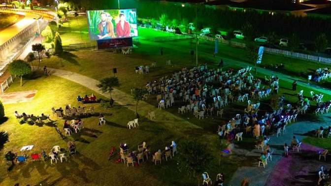 Açık havada sinema keyfi devam ediyor