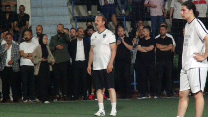 Ağıralioğlu, Kocaeli'de halı saha maçına katıldı
