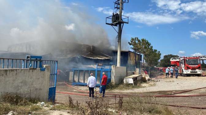 Alev alev yanan fabrika, kesimhanede yeniden küllerinden doğdu