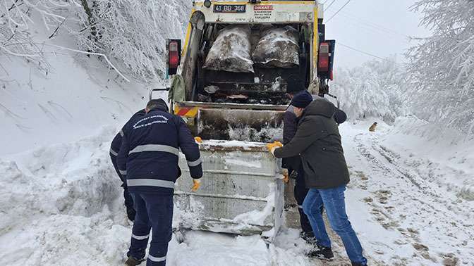 Başiskele’de her türlü şartlarda temizliğe devam
