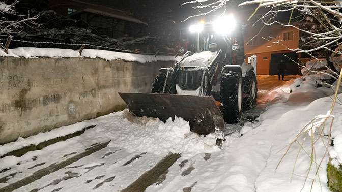 Başiskele’de Karla Mücadelede Gece Mesaisi
