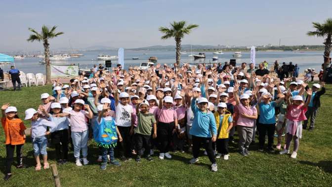 Başkan Bıyık, öğrencilerle denizi temizledi