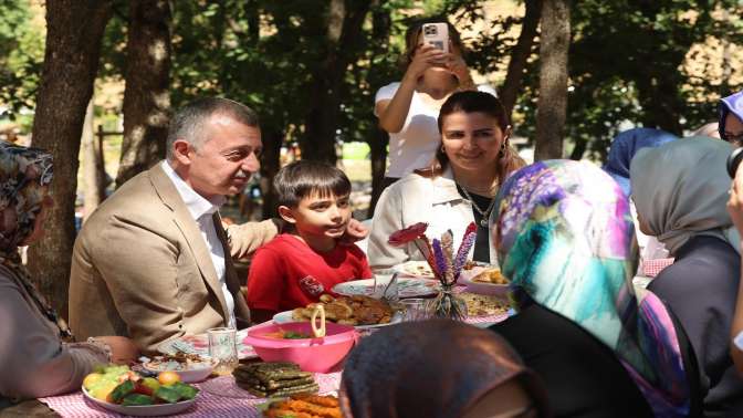 Başkan Büyükakın, Gebze’de annelerin pikniğine katıldı