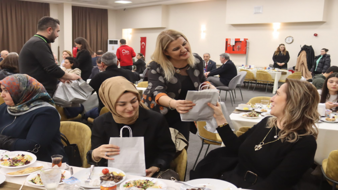Başkan Hürriyet, meclis üyeleri ve ailelerini iftarda ağırladı