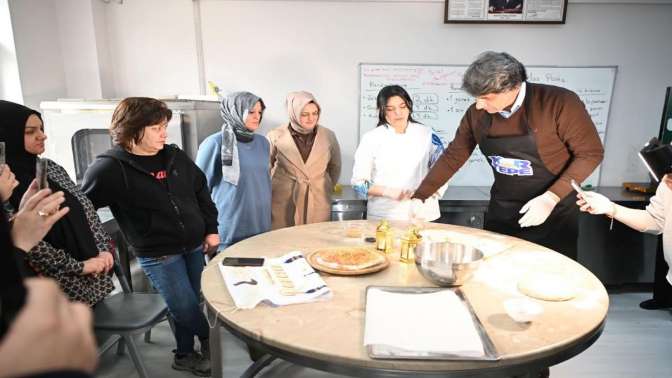 BAŞKAN KOCAMAN PİDE YAPTI