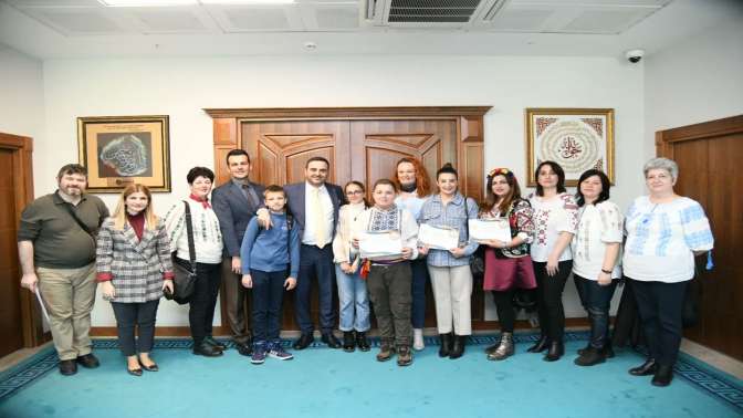 Başkan Özlü Rumen Öğrenci Kardeşlerini Misafir Etti