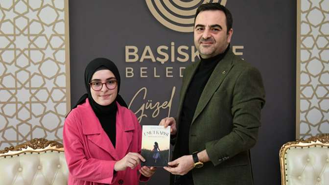 Başkan Özlü’ye Genç Misafirlerinden Anlamlı Hediyeler