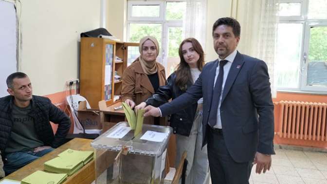 Başkan Sarı oyunu kullandı