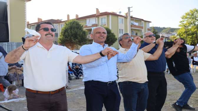 Başkan Söğüt önce cirit attı sonra halay çekti