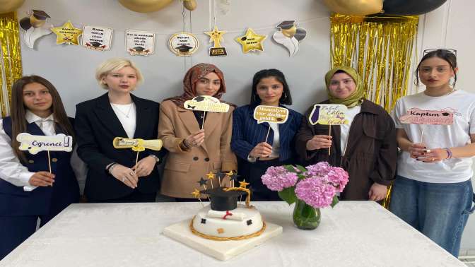 Beyaz Kalpler’de mezuniyet sevinci