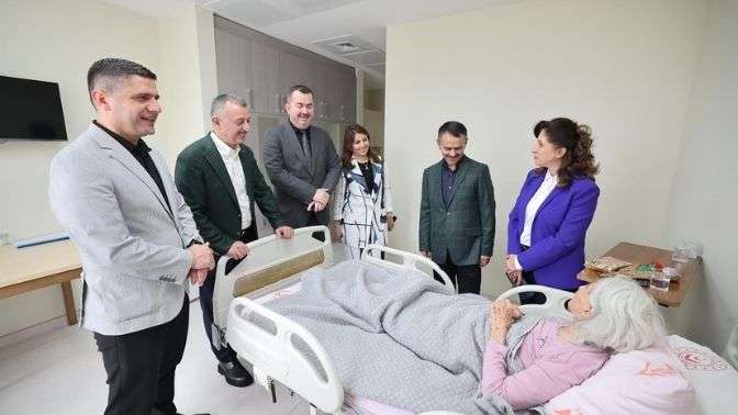 Büyükakın, Anneler Günü’nde şehit ailesi ve huzurevine gitti
