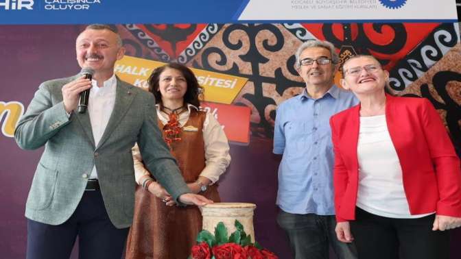 Büyükakın, İzmit ilçe sergisinde KO-MEK’in hikâyesini özetledi; “KO-MEK’in ortak teması mutluluk ve üretkenliktir”