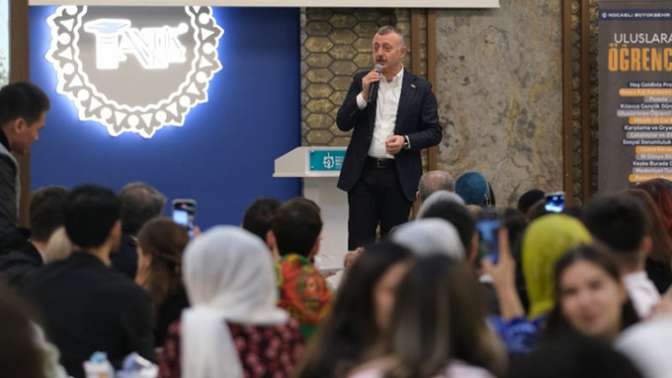 Büyükakın uluslararası öğrencilere seslendi: Ne zaman ihtiyacınız olursa bir Tahir amcanız var