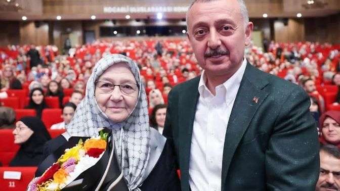 Büyükakın'dan annesine çiçekli kutlama