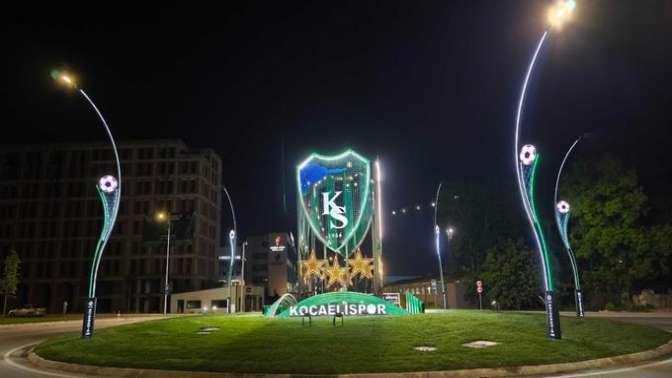Büyükşehir’den şampiyonluğa yakışır Kocaelispor aydınlatması; Stat kavşağını Kocaelispor’un arması aydınlatıyor