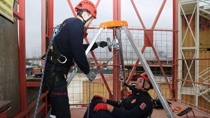 Büyükşehir, itfaiye stajyerlerini mesleğe hazırlıyor