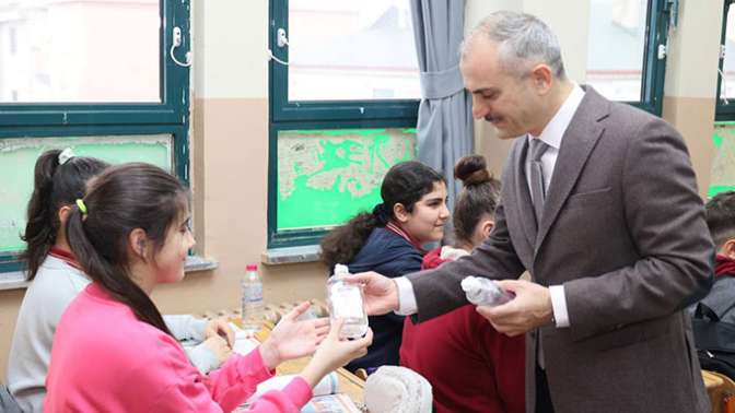Çayırova Belediyesi’nden öğrencilere dezenfektan