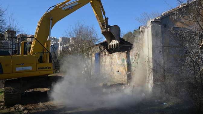 Cephanelikte tehlike oluşturan metruk bina yıkıldı