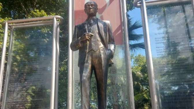 Çınarlık Meydanındaki Atatürk heykeli bakıma alınacak
