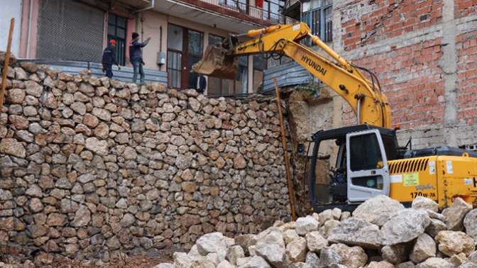 Çöken istinat duvarı yeniden inşa edildi