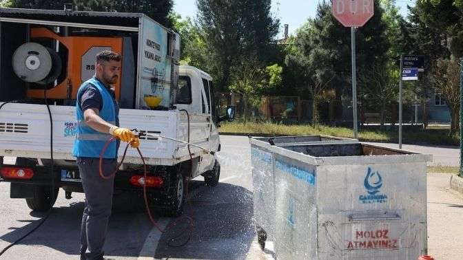 Çöp konteynerleri yerinde yıkanıyor