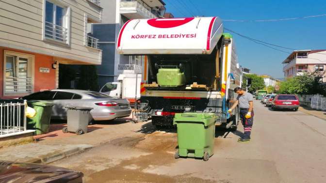 Çöp konteynırları yıkanıp dezenfekte ediliyor