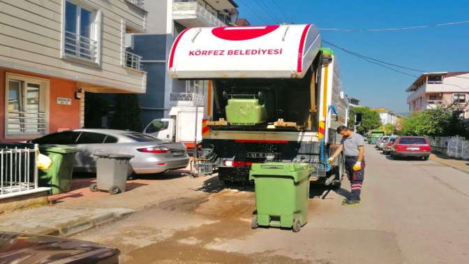 Çöp konteynırları yıkanıp dezenfekte ediliyor