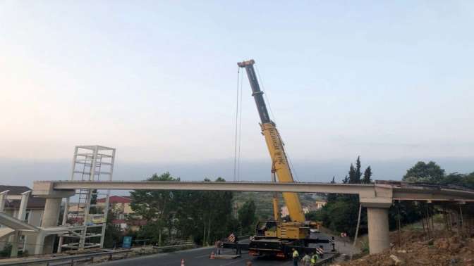 Darıca feribot yolu üstgeçidinin kirişleri monte edildi