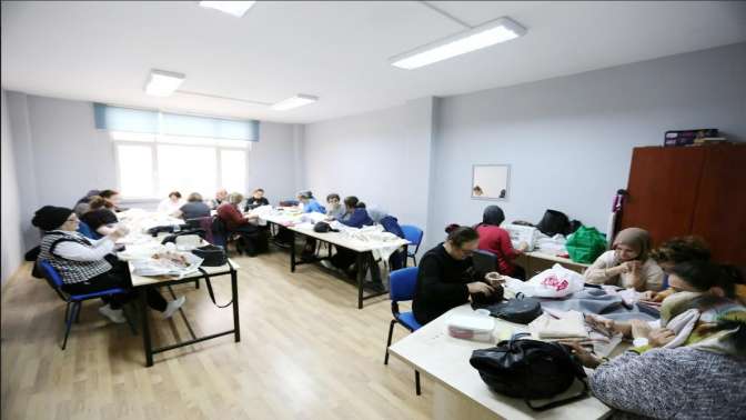 Derince Belediyesi’nin İlçe Halk Eğitim Müdürlüğü ile birlikte düzenlediği DER-MEK kurslarında yeni dönem 7 ayrı kurs merkezinde yaklaşık bin kursiyerin katılımıyla devam ediyor