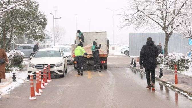 Derince’de yoğun kar mesaisi