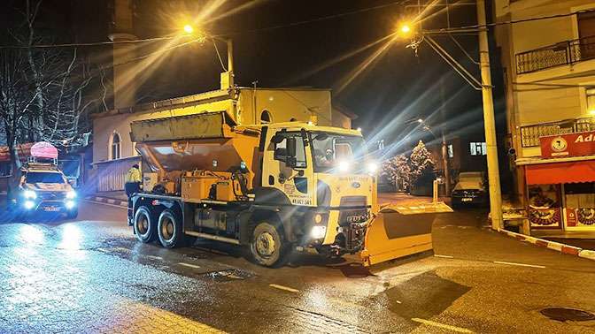Dilovası Belediyesi karla mücadeleye devam ediyor