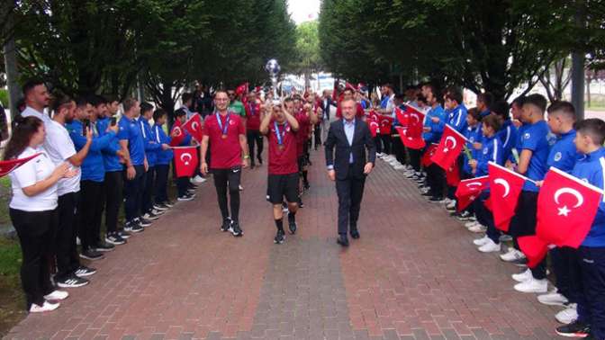 Down Sendromlu Futsal Milli Takımına coşkulu karşılama