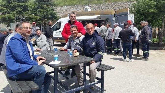 Eczacı Canerden Eczacılık gününde işçi dostlarına hoş süpriz