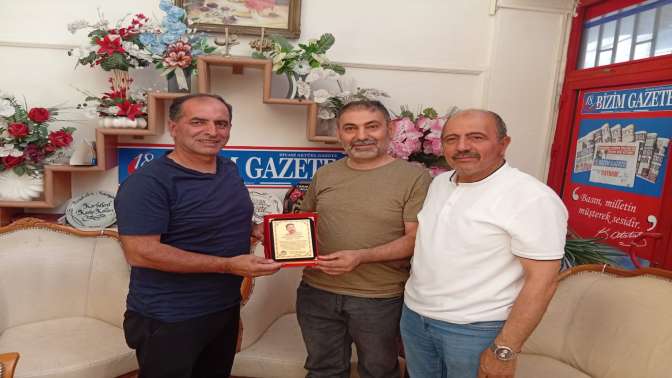 GAZETECİ-YAZAR MUSTAFA ERANIL’A KOŞEDER’DEN ANLAMLI PLAKET