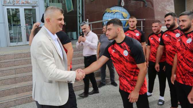 Gölcüklü pehlivanlar Kırkpınara uğurlandı