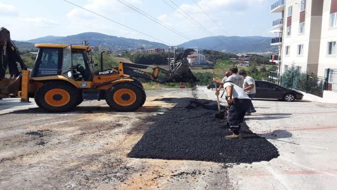 Gölcükte asfalt ve parke seferberliği sürüyor