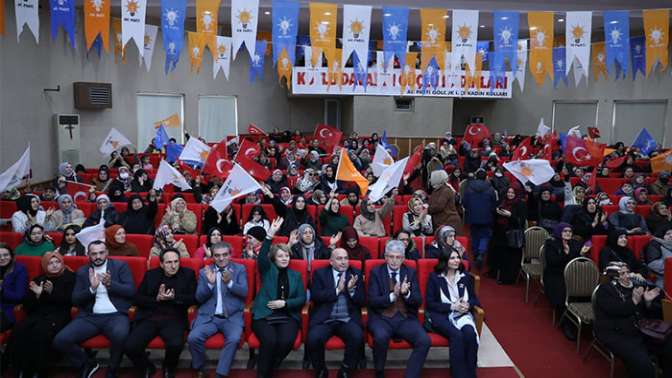 Gölcük'te bin 41 kadın AK Parti'ye katıldı