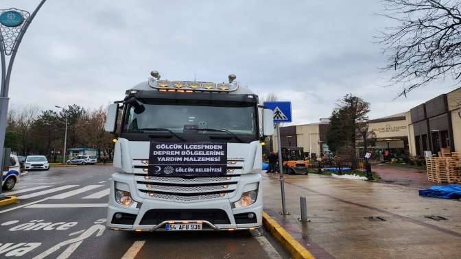 GÖLCÜKTEN DEPREM BÖLGELERİNE 41 TIR YARDIM MALZEMESİ