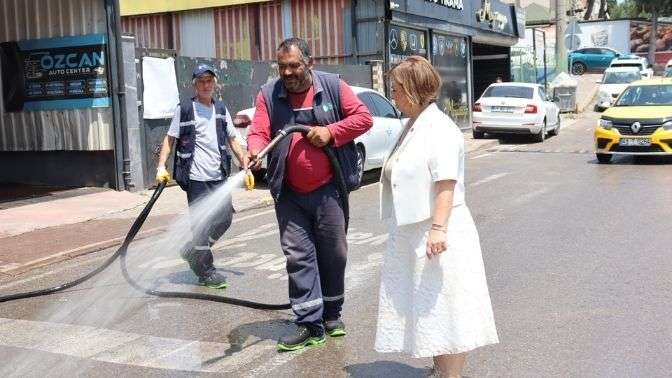 İzmit Belediyesi bayram öncesi temizlik çalışmalarını sürdürüyor