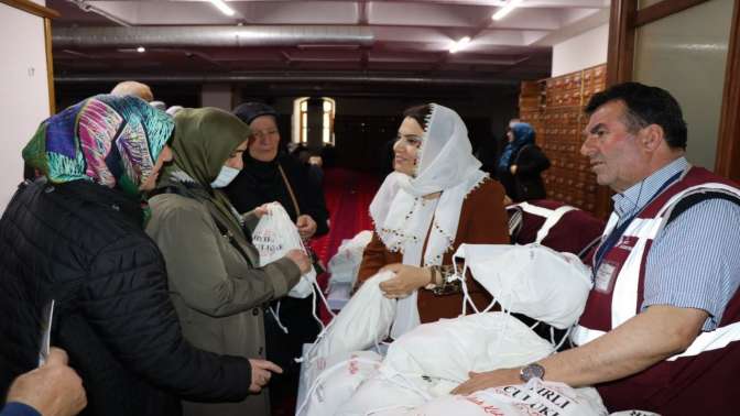İzmit Belediyesi hacı adaylarını hediyelerle uğurladı