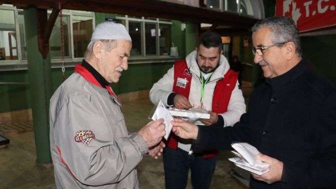 İzmit Belediyesi, Kadıköy Yeşil Cami’nde teravih çıkışı cemaat ile buluştu