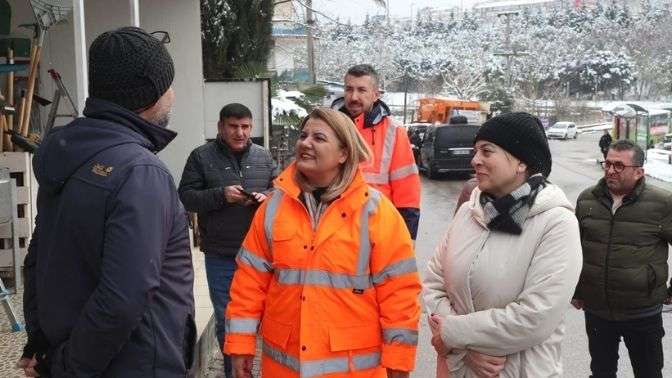 İzmit Belediyesi karla mücadelede esnaftan tam not aldı