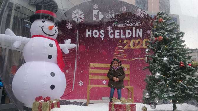 İzmit Belediyesi önündeki kar küresine ilgi büyük