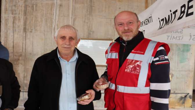 İzmit Belediyesi, Regaip Kandilinde vatandaşlara helva ikram etti