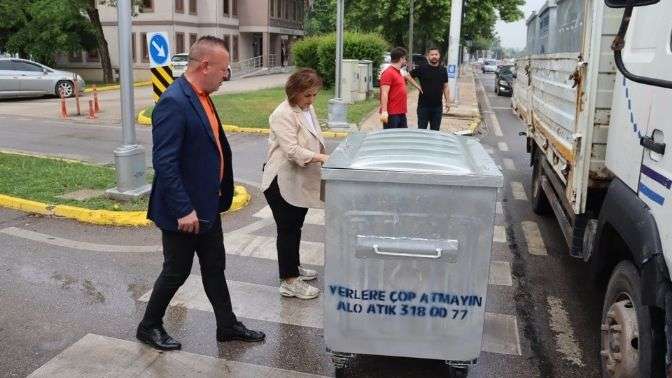 İzmit Belediyesi, Salim Dervişoğlu Caddesi’ndeki çöp konteynerlerini yeniledi