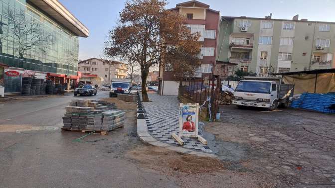 İzmit Belediyesi, Şehit Kazım Caddesinde çalışmalarına devam ediyor