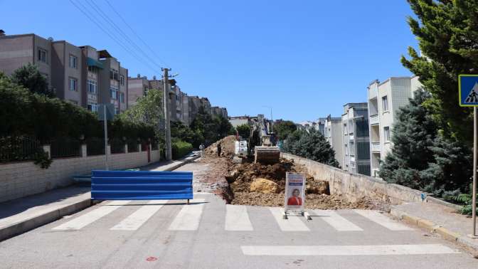 İzmit Belediyesi, Turgut’taki tehlikeli istinat duvarını yeniliyor