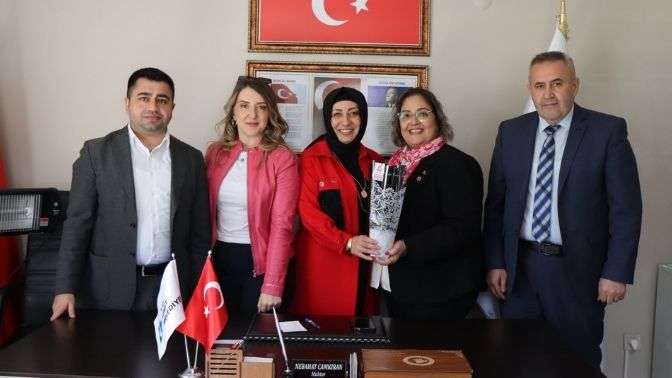 İzmit Belediyesinden kadın muhtarlara 8 Mart ziyareti