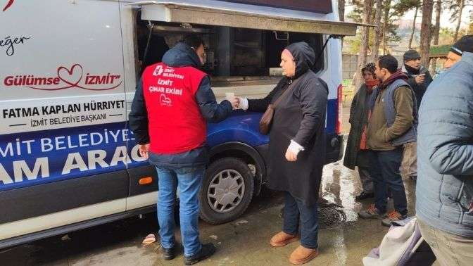 İzmit Belediyesinden soğuk günlerde vatandaşın içini ısıtan ikram